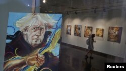 Портрет британського прем’єр-міністра Бориса Джонсона у мистецькій галереї в Києві 6 липня 2022 р. 