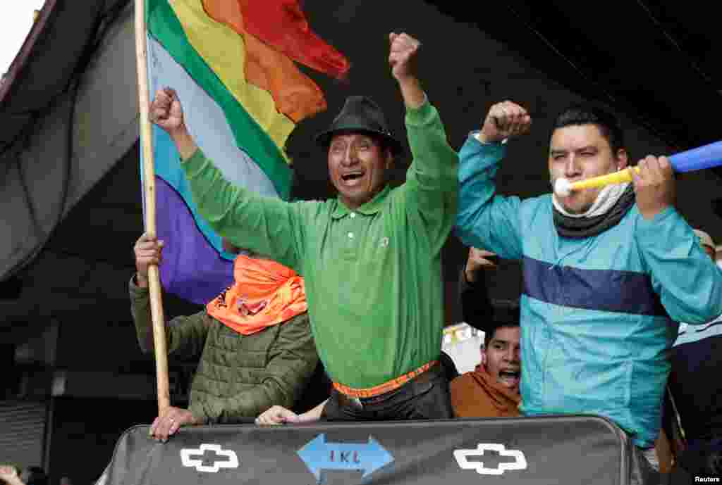 Las manifestantes aplauden durante la protesta en las calles de Quito, Ecuador.&nbsp;