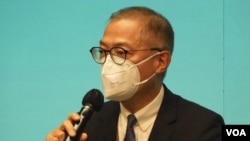 香港醫務衛生局長盧寵茂表示，希望盡快實行類似中國內地”健康碼”的防疫手機應用程式”安心出行”實名制，限制高風險及居家檢疫人士在社區活動。(美國之音/湯惠芸)