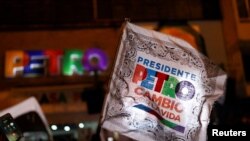 Partidarios celebran después de que el candidato presidencial de izquierda colombiano Gustavo Petro, de la coalición Pacto Histórico, ganara la segunda vuelta de las elecciones presidenciales en Cali, Colombia, el 19 de junio de 2022. REUTERS/David Lombeida
