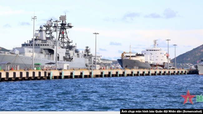 Các chiến hạm của Hạm đội Thái Bình Dương Nga đang cập cảng Cam Ranh. Ảnh chụp màn hình báo Quân đội Nhân dân
