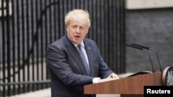 រូបឯកសារ៖ លោក Boris Johnson ក្នុងពេល​លោក​កាន់តំណែង​ជា​នាយក​រដ្ឋមន្ត្រី​អង់គ្លេស បាន​ធ្វើ​សេចក្តី​ថ្លែងការណ៍​មួយ​នៅ​ផ្លូវ Downing Street ក្នុង​ទីក្រុង​ឡុងដ៍ កាលពី​ថ្ងៃទី៧ ខែកក្កដា ឆ្នាំ២០២២។