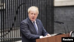 នាយករដ្ឋមន្ត្រីចក្រភពអង់គ្លេសលោក Boris Jonhson ថ្លែងសុន្ទរកថានៅមុខវិមាននាយករដ្ឋមន្ត្រី Downing Street ក្នុងទីក្រុងឡុងដ៍ ថ្ងៃទី ៧ ខែកក្កដា ឆ្នាំ ២០២២។