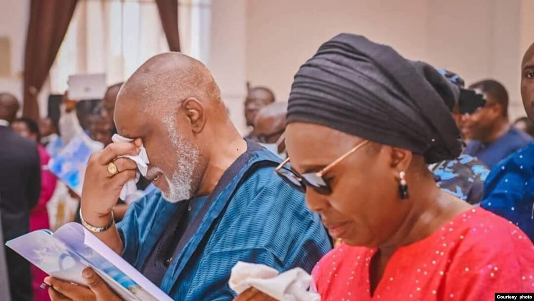 Gwamna Akeredolu, hagu, da matarsa Betty suna kuka a lokaci jana'izar