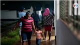 Una mujer y su hija caminan en un refugio temporal antes de la llegada de la tormenta tropical Bonnie en Nicaragua, el viernes 1 de julio de 2022.
