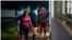 Una mujer y su hija caminan en un refugio temporal antes de la llegada de la tormenta tropical Bonnie en Nicaragua, el viernes 1 de julio de 2022.