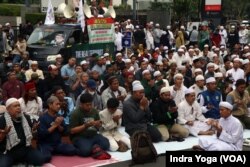 Peserta aksi Bela Nabi Muhammad 1706 mengadakan shalat ashar berjamaah di depan Kedutaan Besar India yang dilanjutkan dengan doa bersama. (VOA/Indra Yoga)
