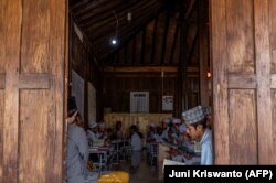 Santri belajar mengaji dengan bahasa isyarat di Pesantren Anak Tunarungu di Sleman (Foto: AFP/Juni Kriswanto)