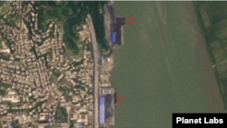 북한 대동강변 대안항을 촬영한 5일 자 위성사진에 석탄을 선적하는 것으로 보이는 선박 2척이 보인다. 자료=Planet Labs