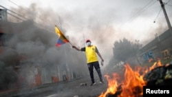 Los manifestantes bloquean la calle durante una protesta antigubernamental en Quito, Ecuador, el 24 de junio de 2022. REUTERS/Adriano Machado