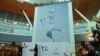 Poster resmi Piala Dunia 2022 di Qatar ditunjukkan pertama kali ke publik dalam sebuah acara di Bandara Internasional Hamad di Doha, pada 15 Juni 2022. (Foto: AFP/Karim Jaafar)