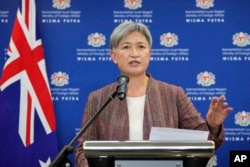 Menlu Australia Penny Wong dalam konferensi pers di Putrajaya, Malaysia, 28 Juni 2022.