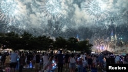 Ljudi posmatraju vatromet tokom parade za 4. jul u New Yorku (Foto: Reuters/Jeenah Moon)