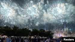 La gente mira los fuegos artificiales en la ciudad de Nueva York, el 4 de julio de 2022.
