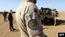 Dans cette photo d'archive prise le 15 décembre 2021, des officiers des Forces d'opérations spéciales de la Marine française assurent une formation de soldats maliens dans le cadre de la Force Takuba à la base militaire malienne de Menaka.