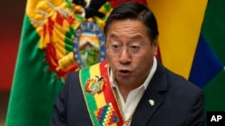 El presidente de Bolivia, Luis Arce, se dirige a la nación en el palacio presidencial en La Paz, Bolivia, el 22 de enero de 2022. Foto de archivo. (AP Foto/Juan Karita)
