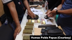 Polisi menyita ratusan amunisi dan senjata api rakitan dalam sebuah operasi di Keerom, Papua, 1 April 2022. (Foto: Courtesy)