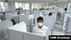 Calon mahasiswa mengikuti ujian masuk berbasis komputer di UGM, Yogyakarta, Minggu (26/6). Dana abadi diharapkan meningkatkan kualitas Perguruan Tinggi. (Foto: UGM)
