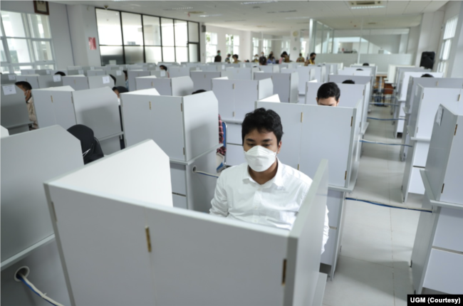 FILE - Calon mahasiswa mengikuti ujian masuk berbasis komputer di UGM, Yogyakarta, 26 Juni 2022. Dana abadi diharapkan meningkatkan kualitas Perguruan Tinggi. (Foto: UGM)