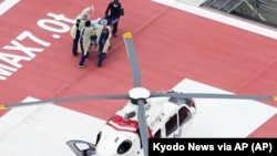 Prebacivanje Šinzo Abea u bolnicu helikopterom