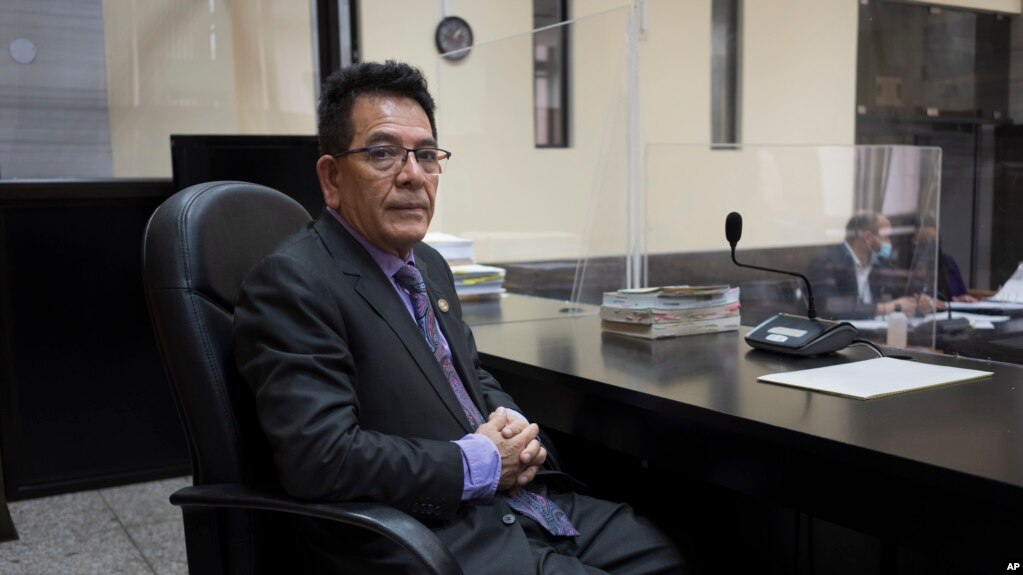 ARCHIVO: El juez Miguel Ángel Gálvez posa para una foto durante un receso de una audiencia judicial en Ciudad de Guatemala el miércoles 11 de mayo de 2022