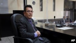 En esta foto de archivo, el juez Miguel Ángel Gálvez posa para una foto durante un receso de una audiencia judicial, en Ciudad de Guatemala, el 11 de mayo de 2022. 