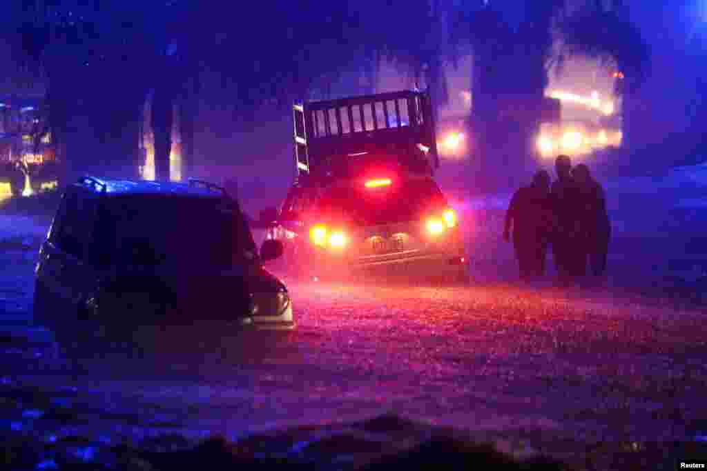 Varias personas quedaron atrapadas durante la inundación repentina causada por las fuertes lluvias.