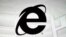 ARCHIVO - El logotipo de Internet Explorer en una pantalla durante una sesión informativa con los medios de comunicación en Los Ángeles, el 4 de junio de 2012. (AP Foto/Damian Dovarganes, Archivo)
