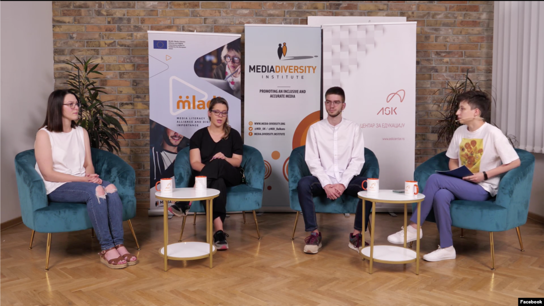 Učesnici tribine o vraćanju obaveznog vojnog roka (s leva): Milja Zdravković, KOMS, Marija Ignjićijević, BCBP i Lazar Simić, "Mladi", u Beogeadu, 24. juna 2022. (Foto: Fejsbuk stranica Mladih, video greb).