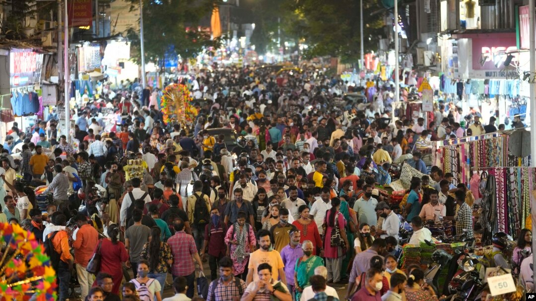 ARCHIVO - Una multitud llena un área de mercados junto a una estación de trenes de Bombay, India. en marzo de 2022. 