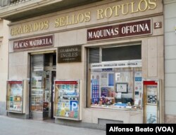 Grabados Sellos Rótulos, a sign making shop which produces everything from car number plates to house signs.