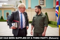 Presiden Ukraina Volodymyr Zelenskiy (kanan) bersama Perdana Menteri Inggris Boris Johnson di Kyiv, Ukraina 17 Juni 2022. (Layanan Pers/Selebaran Kepresidenan Ukraina via REUTERS)