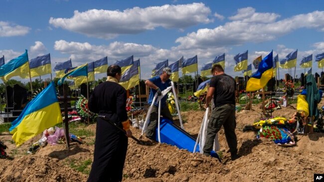 During the funeral of Ukrainian soldier Oleksander Matyukhin, 32 years old, in Kharkiv (23 May 2022)