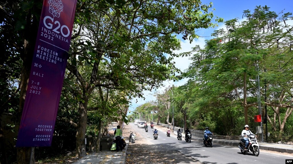 G20部长级会议将于7月7日至8日在印尼巴厘岛举行。图为会场外道路上的宣传牌。(2022年7月5日)(photo:VOA)