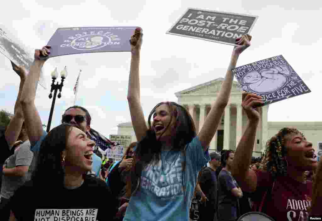 Manifestantes contra el aborto celebran fuera de la Corte Suprema de Estados Unidos. Uno de los carteles dice: &quot;Protección desde la concepción&quot;.&nbsp;