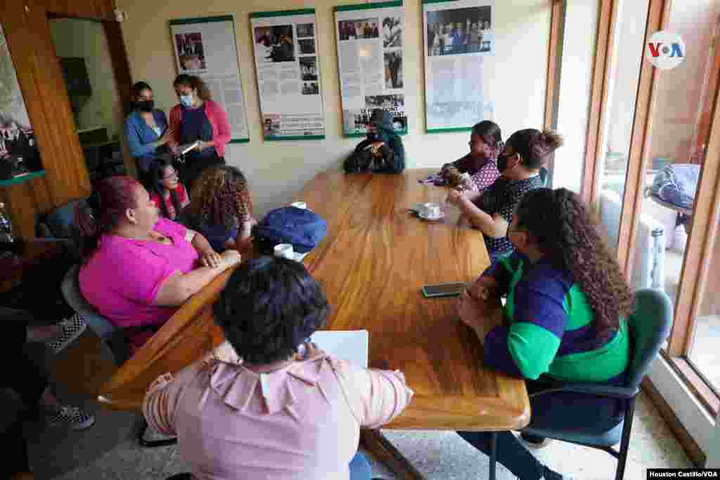 Nicas acuden a la Fundación Arias en donde reciben capacitaciones. Foto Houston Castillo, VOA.