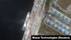На спутниковом снимке показан вид судна, загружающего зерно, в Севастополе, Крым, 12 июня 2022 года