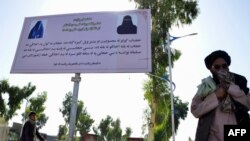 یک بلبورد تجارتی در قندهار با پیام طالبان به زنان و ترغیب آنان به حجاب که در آن بی حجابی بد اخلاقی عنوان شده است.