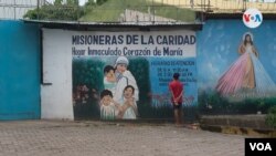 Un niño mira la fachada de un complejo de las Misioneras de la Caridad en la ciudad de Granada este miércoles. [Foto: Voz de América]