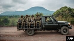 ARCHIVES - Des militaires congolais se dirigent vers les lignes de front près de la ville de Goma, au Nord-Kivu, pendant les affrontements entre l'armée congolaise et les rebelles du M23.