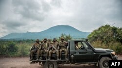 Gari la kijeshi likiwabeba wanajeshi wa Congo kuelekea uwanja wa mapigano karibu na mji wa Kibumba, Mei 25, 2022. Picha ya AFP