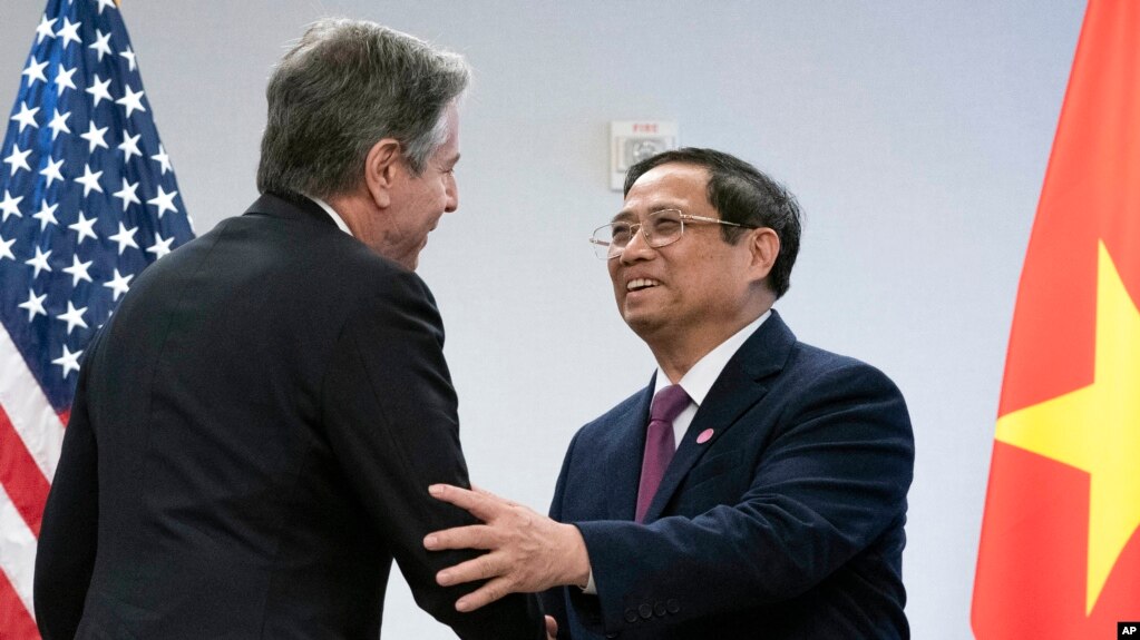 Ngoại trưởng Hoa Kỳ Antony Blinken (trái) bắt tay Thủ tướng Việt Nam Phạm Minh Chính trong cuộc gặp song phương vào ngày 13/5/2022 tại thủ đô Washington, Hoa Kỳ.
