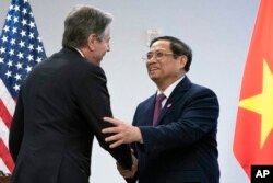 Ngoại trưởng Mỹ Antony Blinken bắt tay chào Thủ tướng Việt Nam Phạm Minh Chính trong một cuộc gặp song phương, ngày 13 tháng 5 năm 2022, tại Washington.