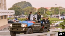 Le cortège transportant la seule dépouille du héros de l'indépendance congolais tué, Patrice Lumumba, arrive au Palais du Peuple à Kinshasa le 27 juin 2022. (Photo Arsène Mpiana / AFP)