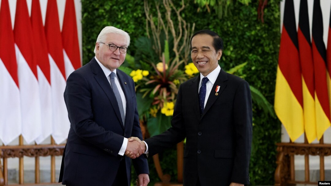 Presiden Jerman Frank-Walter Steinmeier berjabat tangan dengan Presiden Indonesia Joko Widodo dalam pertemuan di Istana Kepresidenan di Bogor, 16 Juni 2022. (REUTERS/Willy Kurniawan)