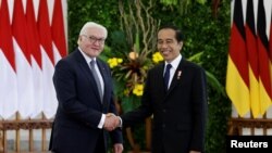 Presiden Jerman Frank-Walter Steinmeier berjabat tangan dengan Presiden Indonesia Joko Widodo dalam pertemuan di Istana Kepresidenan di Bogor, 16 Juni 2022. (REUTERS/Willy Kurniawan)