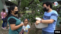 Joel García, un voluntario que presta sus servicios sanitarios en la comunidad de San Nicolás, en Honduras, le entrega una medicina a una mujer que no puede acceder a una mínima asistencia médica. 