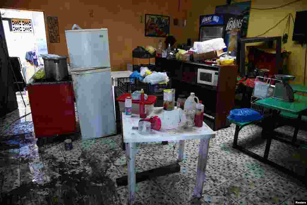 Esta imagen muestra un restaurante inundado tras la tormenta tropical Bonnie, en Ilopango, El Salvador, el 3 de julio de 2022.