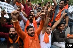 Para pengunjuk rasa meneriakkan slogan-slogan selama protes terhadap pembunuhan terhadap penjahit Hindu Kanhaiya Lal di Udaipur yang diduga dilakukan oleh dua pria Muslim menyusul komentar juru bicara partai berkuasa Partai Bharatiya Janata (BJP) tentang Nabi Muhammad, di New Delhi, Juni 29, 2022. (Foto: AFP)