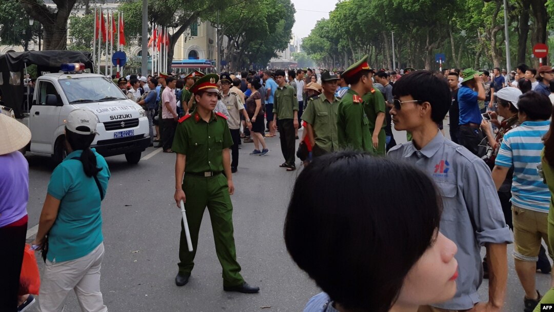Cảnh sát dẹp người biểu tình xung quan hồ Hoàn Kiếm ở Hà Nội ngày 10/6/2018. Việt Nam HRMI xếp ở mức "tệ" về các quyền tự do dân sự và chính trị.